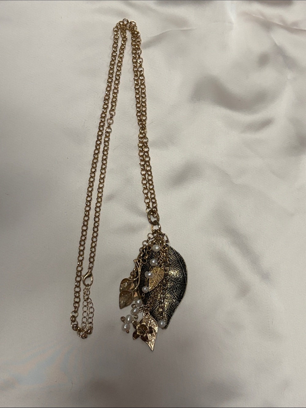 Source Unknown Gold Leaf and Pearl Cluster Necklace